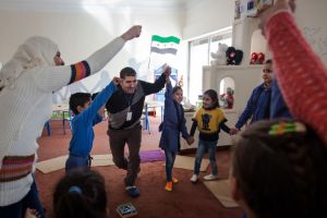 Shafik Amer, propietario de la clínica, trabaja durante sus clases con ayuda de varias voluntarias sirias y jordanas. Javi Julio | Nervio Foto